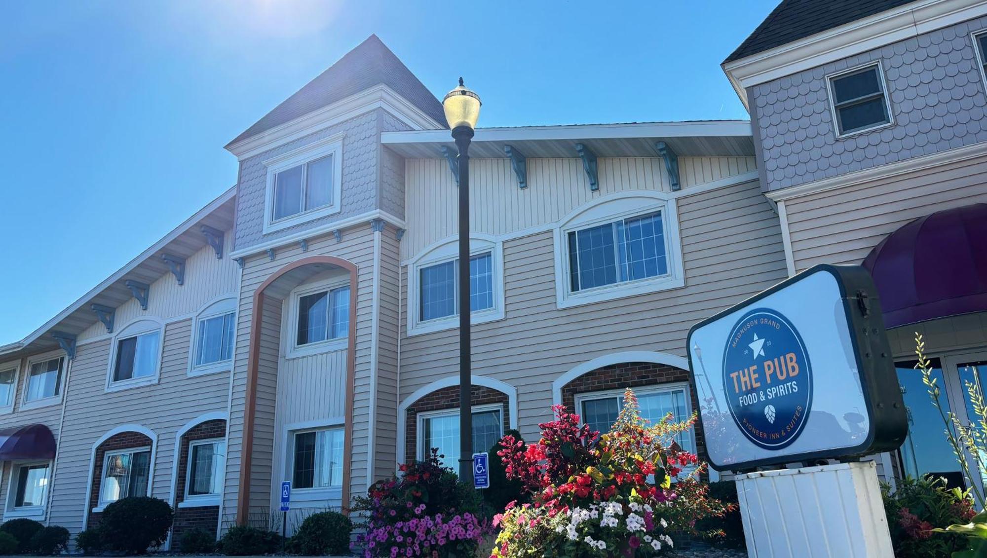 Magnuson Grand Pioneer Inn And Suites Escanaba Ngoại thất bức ảnh